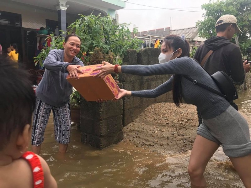 Hinh anh ca si Thuy Tien keu goi duoc 100 ty dong, lao vao lu du cuu tro dong bao-Hinh-10