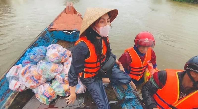 Hinh anh ca si Thuy Tien keu goi duoc 100 ty dong, lao vao lu du cuu tro dong bao-Hinh-12