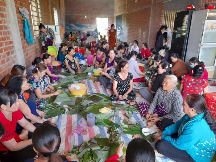 Nguoi dan ca nuoc hoi ha goi hang nghin chiec banh Tet gui ba con vung lu-Hinh-10