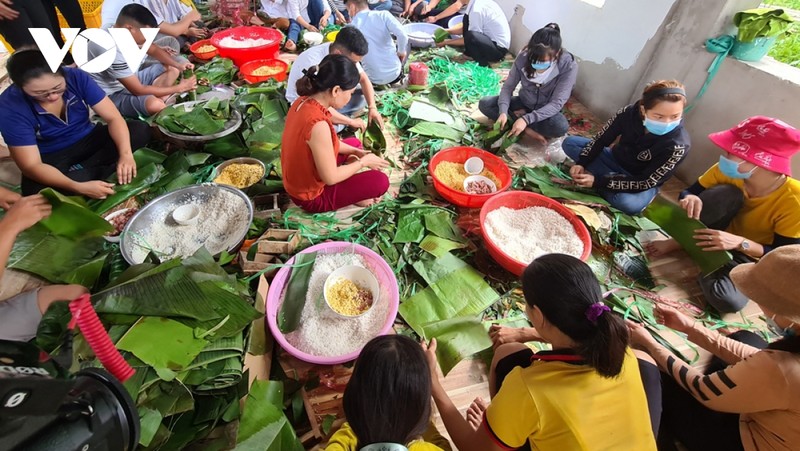 Nguoi dan ca nuoc hoi ha goi hang nghin chiec banh Tet gui ba con vung lu-Hinh-2