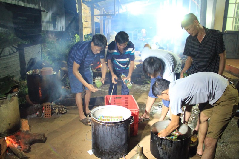 Nguoi dan ca nuoc hoi ha goi hang nghin chiec banh Tet gui ba con vung lu-Hinh-4