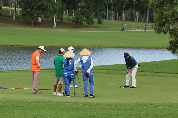 TP Ha Noi tam dung hoat dong cac san golf de chong dich