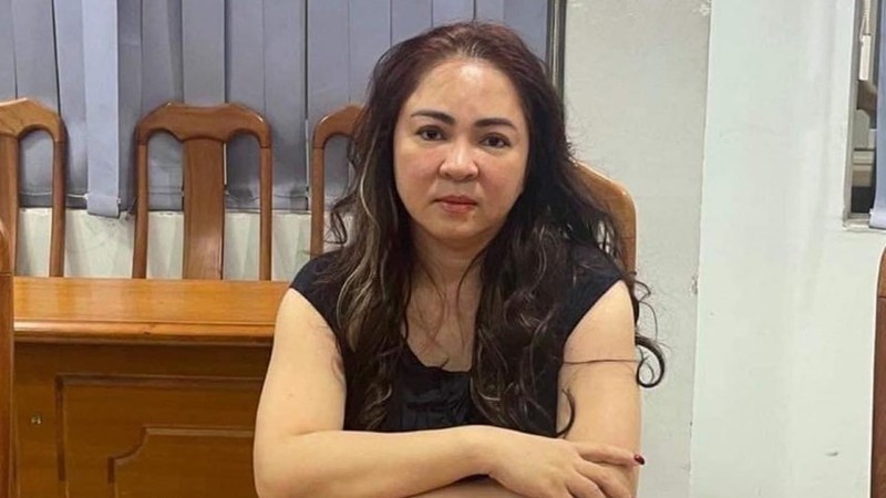 Dai gia Nguyen Phuong Hang vua bi bat thuong khoe kim cuong tien ty