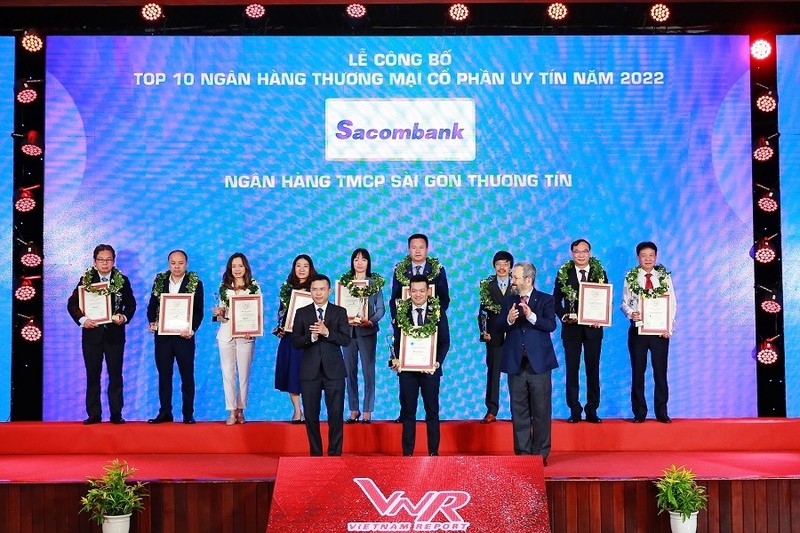 Sacombank nhan 2 giai thuong tu Vietnam Report