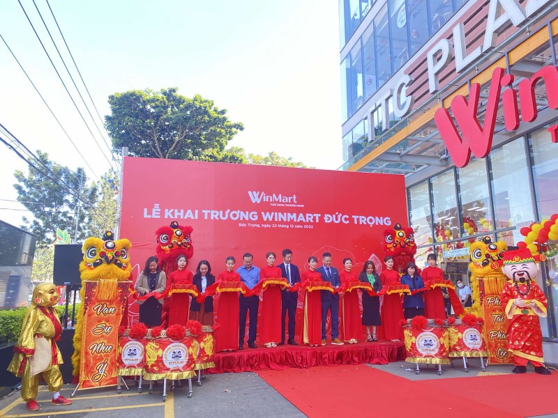 WinMart khai truong sieu thi thu 130, “tung” khuyen mai lon don song tieu dung cuoi nam-Hinh-2