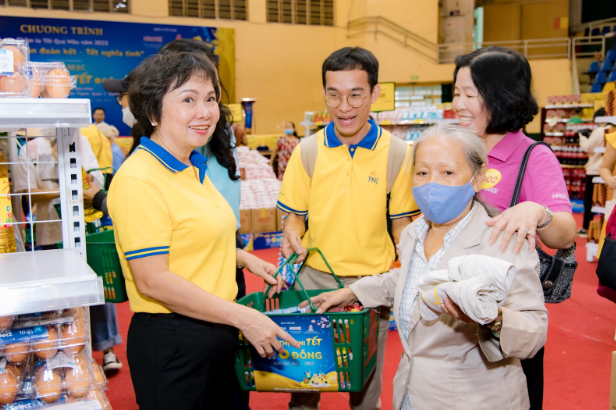 Di sam tet 0 dong, vo chong U.70 bat khoc: Gio moi duoc mang Tet ve nha-Hinh-4