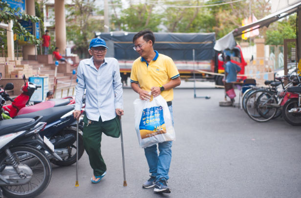 Di sam tet 0 dong, vo chong U.70 bat khoc: Gio moi duoc mang Tet ve nha