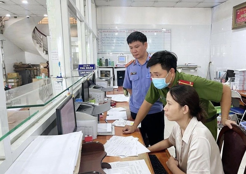 Bat 2 doi tuong 'co' mua ban giay to kham chua benh, truc loi bao hiem