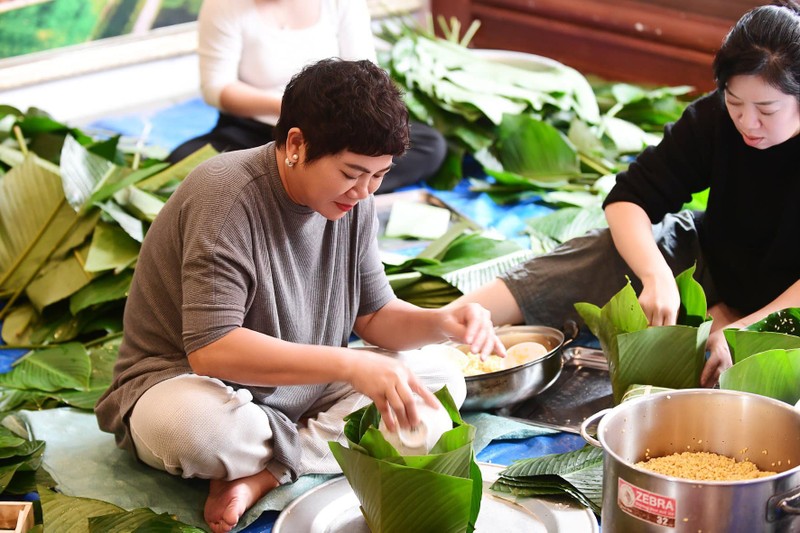 Shark Lien gian di cung con chau goi banh chung don Tet-Hinh-6