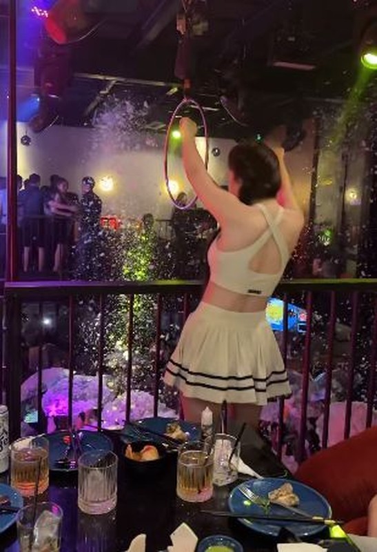 View - 	Xôn xao hot girl mặc đồ tập, mang cả vợt pickleball vào bar 