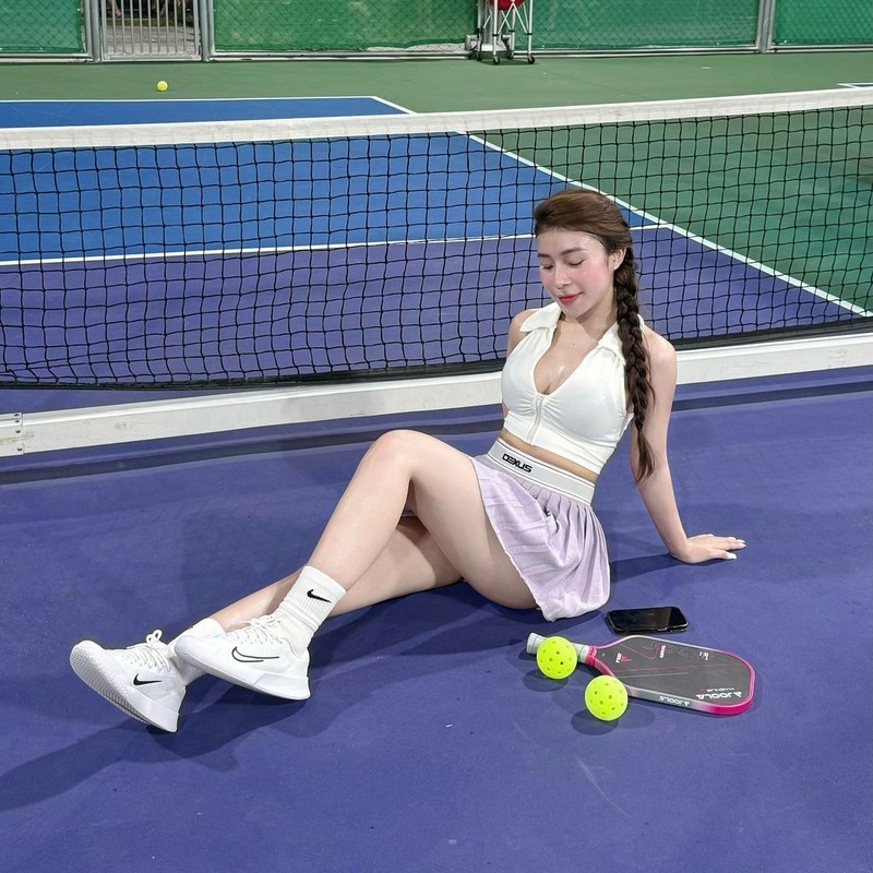 Xon xao hot girl mac do tap, mang ca vot pickleball vao bar-Hinh-4