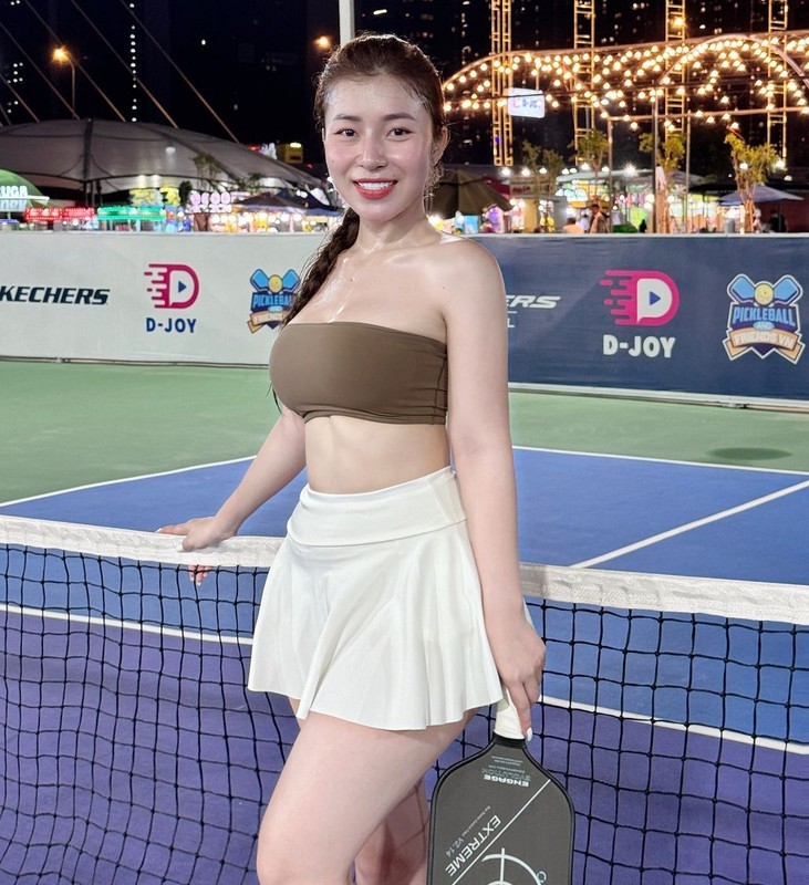 View - 	Xôn xao hot girl mặc đồ tập, mang cả vợt pickleball vào bar 