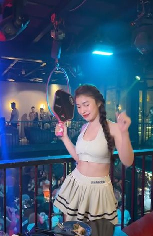 View - 	Xôn xao hot girl mặc đồ tập, mang cả vợt pickleball vào bar 