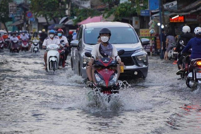 Du bao thoi tiet hom nay: Mien Trung mua lon keo dai