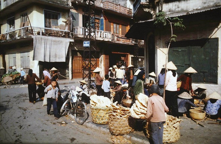 Cuoc song o Ha Noi nam 1979 cuc dac sac qua loat anh hiem-Hinh-12