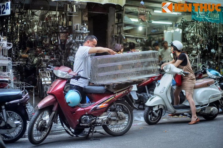 Dao quanh khu pho nghe quy mo nhat Ha Noi-Hinh-13