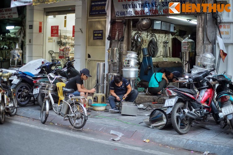 Dao quanh khu pho nghe quy mo nhat Ha Noi-Hinh-8