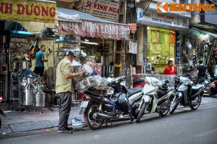 Dao quanh khu pho nghe quy mo nhat Ha Noi