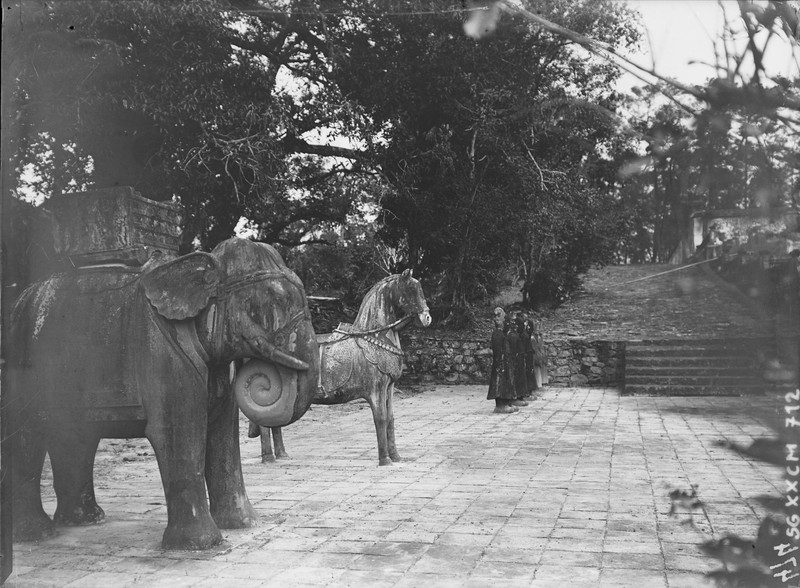 Bat ngo voi canh tuong o lang Gia Long nam 1898-Hinh-3