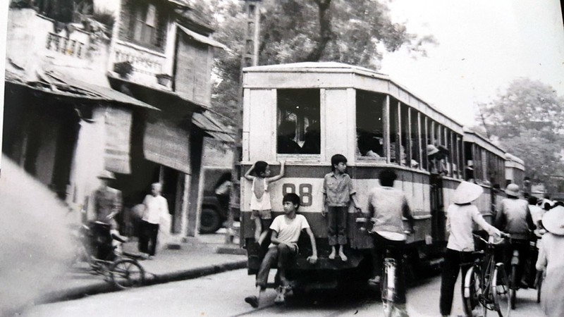 Nhung buc anh dang gia ve tau dien khoi chay o Ha Noi hon 1 the ky truoc-Hinh-2