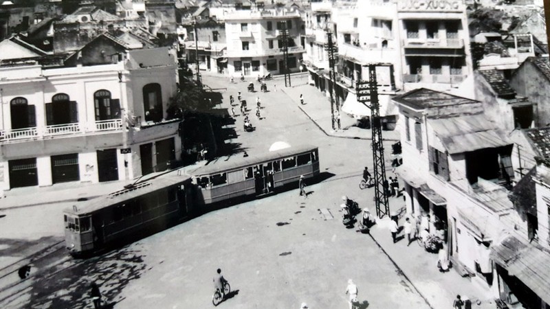 Nhung buc anh dang gia ve tau dien khoi chay o Ha Noi hon 1 the ky truoc-Hinh-3