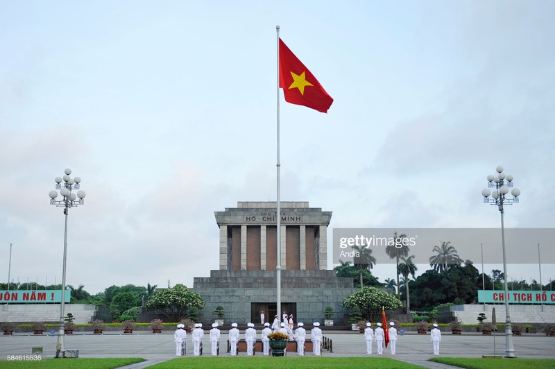 Quoc ky Viet Nam day khi the trong mat phong vien quoc te-Hinh-2