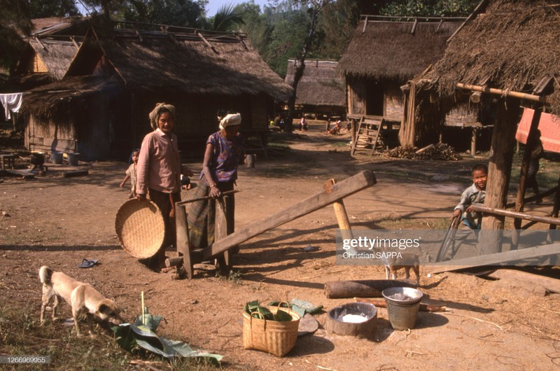 Cuoc song binh di day loi cuon o Lao nam 1990-Hinh-15