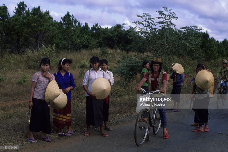 Viet Nam nam 1992 dan da qua ong kinh phong vien Duc-Hinh-8