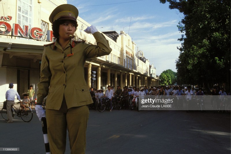 Anh cuoc song doi thuong Ha Noi nam 1994 qua ong kinh nguoi Phap