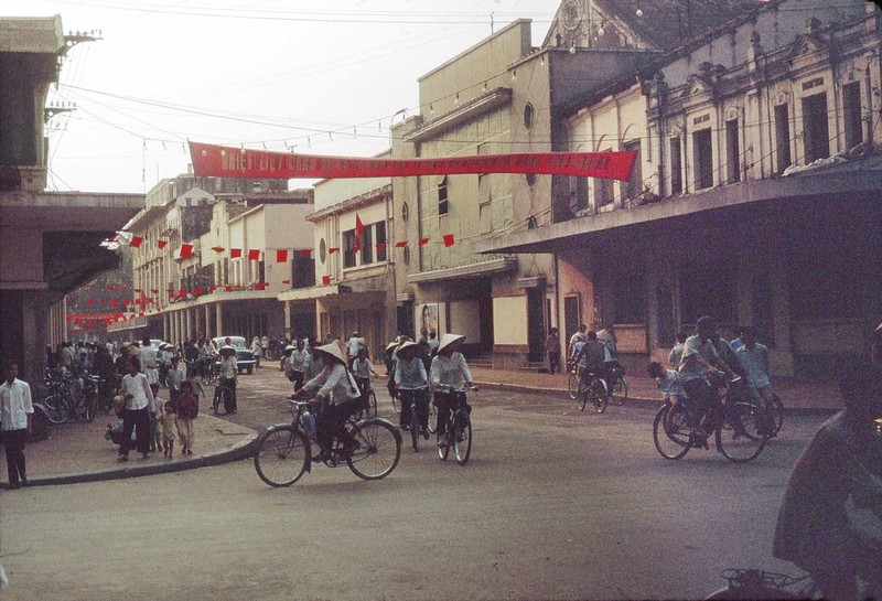 Nhung thuoc anh cuc thu vi ve rap phim noi tieng nhat Ha Noi xua-Hinh-10