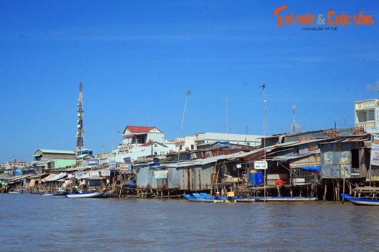 Ngo ngang khu pho noi 'bong benh' tren mat nuoc o Ca Mau-Hinh-16