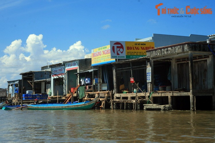 Ngo ngang khu pho noi 'bong benh' tren mat nuoc o Ca Mau-Hinh-7