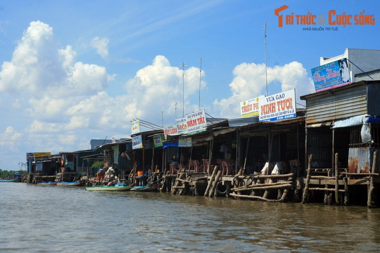 Ngo ngang khu pho noi 'bong benh' tren mat nuoc o Ca Mau