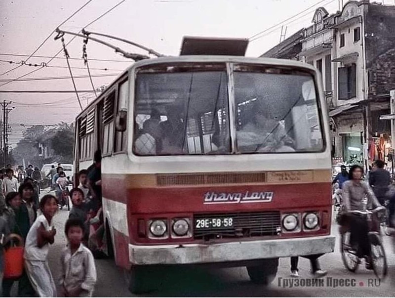 Anh doc ve tau dien banh hoi o Ha Noi xua