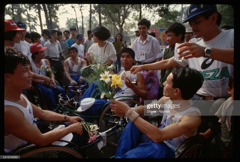 TP. HCM nhung nam 1990 cuc sinh dong qua anh cua Steven Raymer-Hinh-10