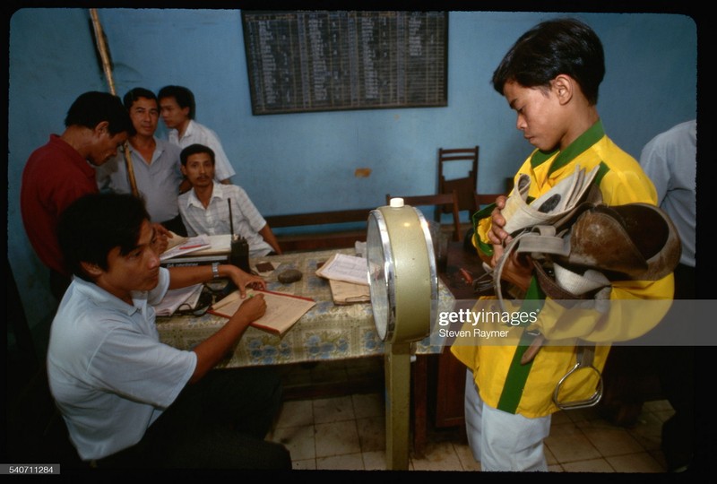 TP. HCM nhung nam 1990 cuc sinh dong qua anh cua Steven Raymer-Hinh-2