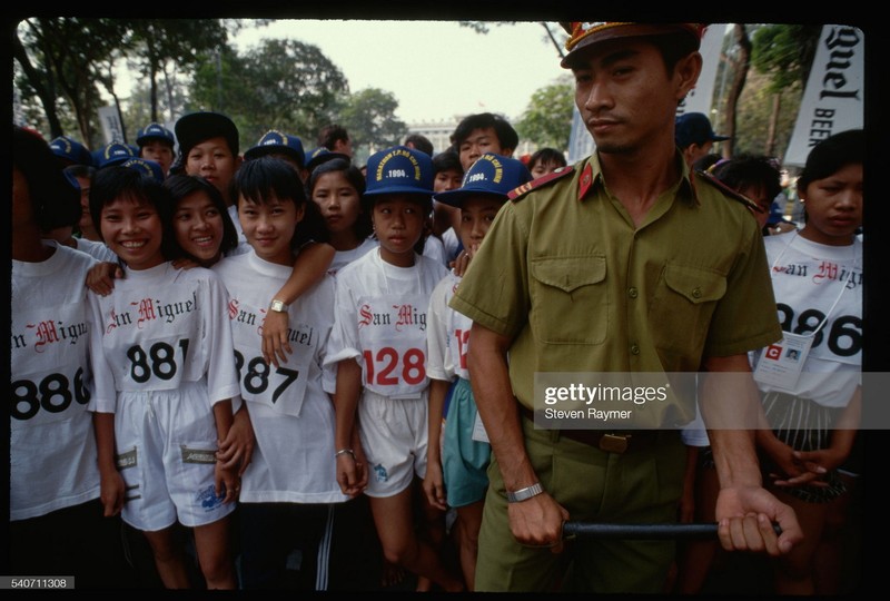 TP. HCM nhung nam 1990 cuc sinh dong qua anh cua Steven Raymer-Hinh-8