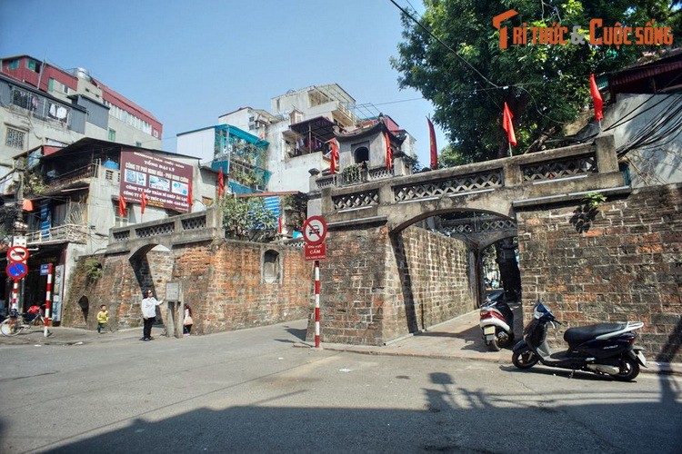 Nhung canh cong tram tuoi cuc ky noi tieng o Ha Noi-Hinh-2