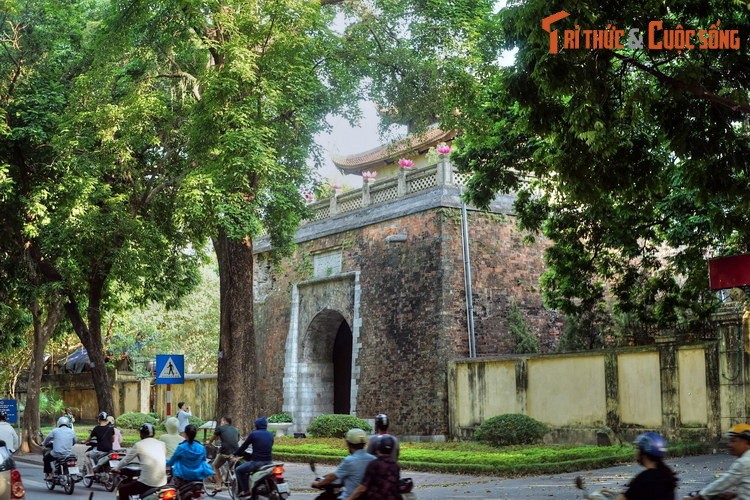 Nhung canh cong tram tuoi cuc ky noi tieng o Ha Noi-Hinh-9