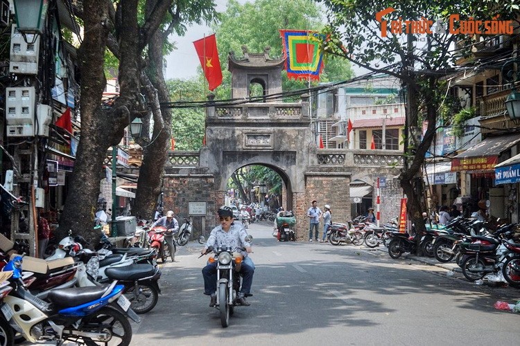 Nhung canh cong tram tuoi cuc ky noi tieng o Ha Noi