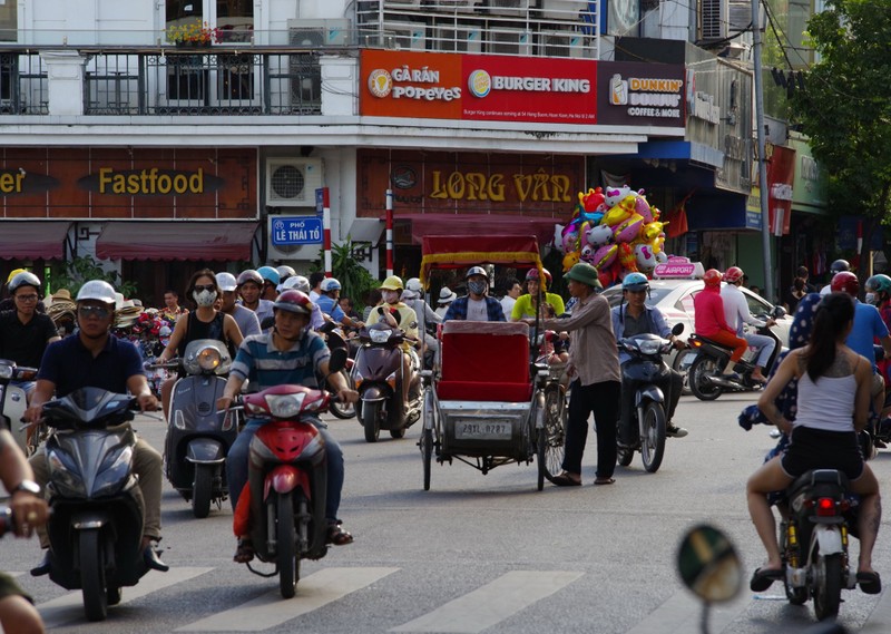 Thoi thinh vuong cua xich lo Ha Noi qua ong kinh khach nuoc ngoai-Hinh-10