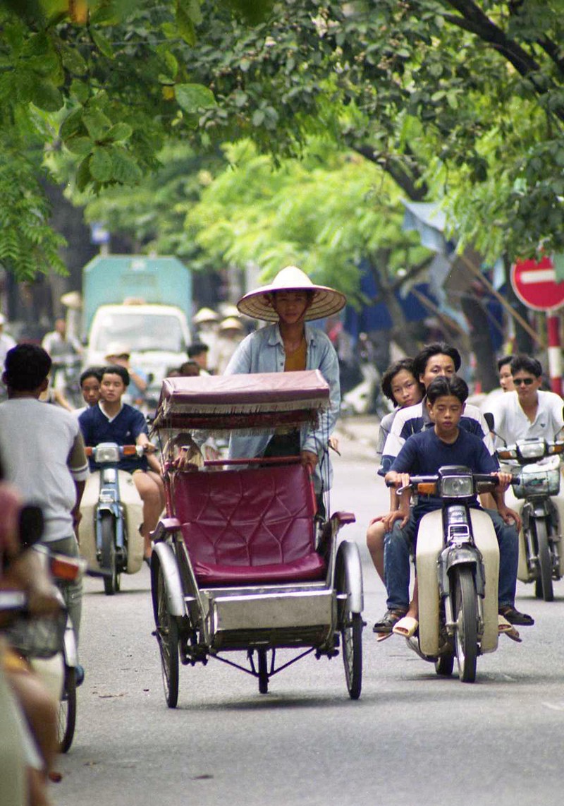 Thoi thinh vuong cua xich lo Ha Noi qua ong kinh khach nuoc ngoai-Hinh-4