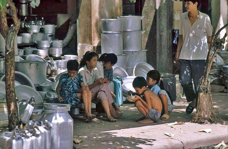 Anh chan thuc ve cac cua hang o Ha Noi nam 1991-Hinh-11