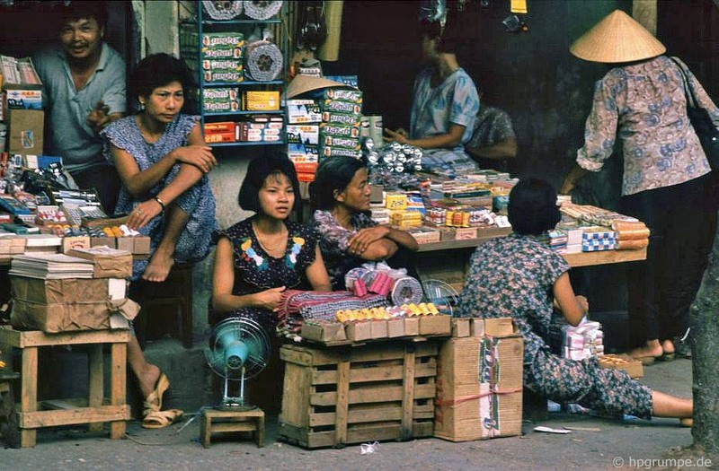 Anh chan thuc ve cac cua hang o Ha Noi nam 1991-Hinh-16