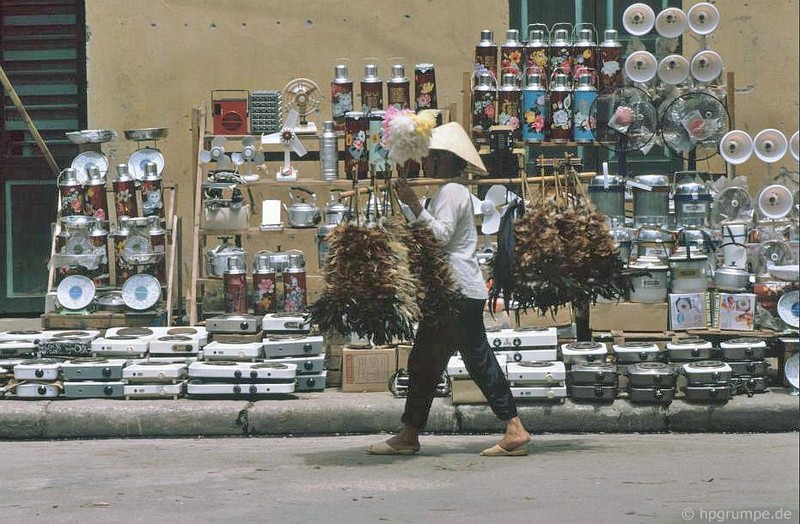 Anh chan thuc ve cac cua hang o Ha Noi nam 1991-Hinh-3