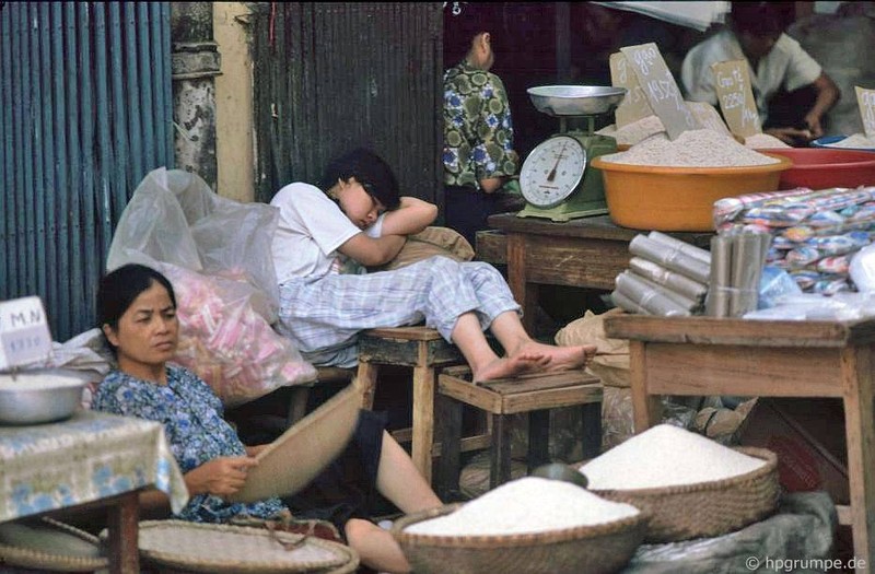 Anh chan thuc ve cac cua hang o Ha Noi nam 1991-Hinh-7