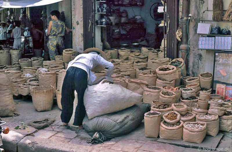 Anh chan thuc ve cac cua hang o Ha Noi nam 1991-Hinh-9