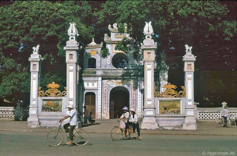 Den Quan Thanh Ha Noi nam 1993 qua loat anh cuc hiem