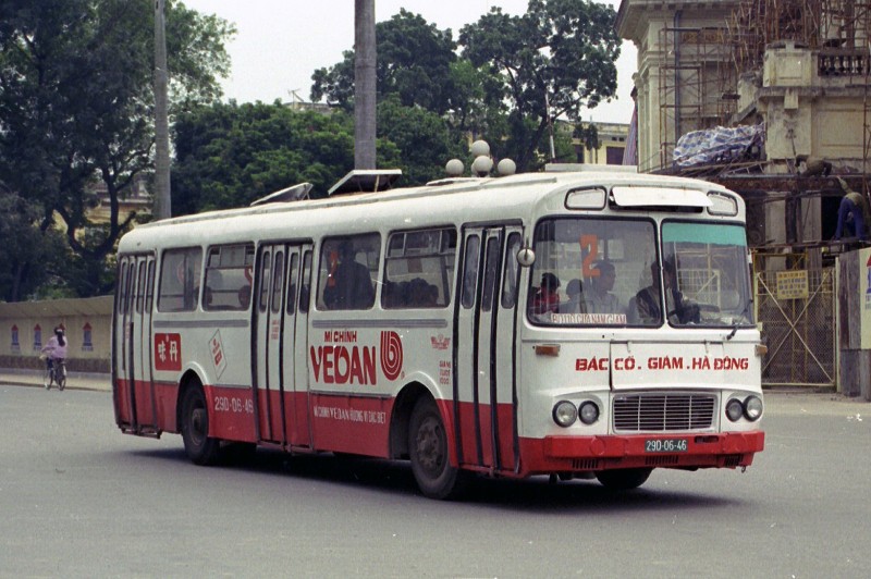 Anh thu vi ve xe buyt o Ha Noi nam 1996-Hinh-4