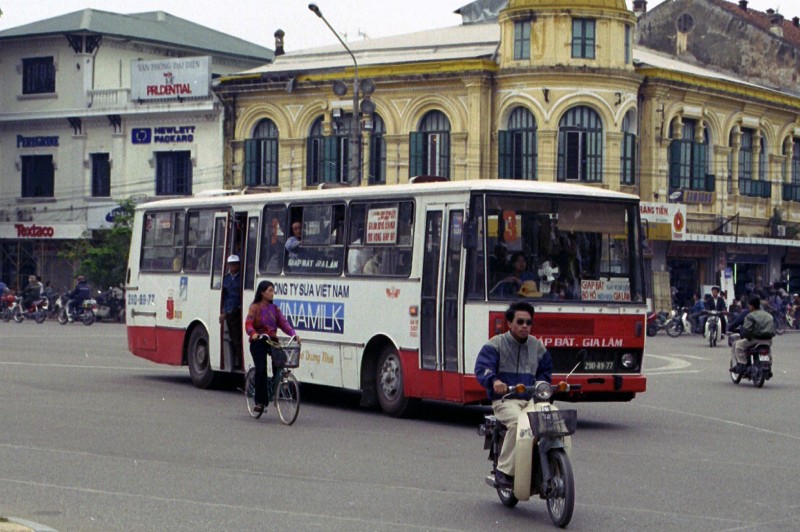 Anh thu vi ve xe buyt o Ha Noi nam 1996-Hinh-5